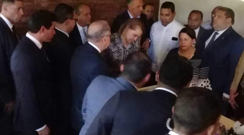 Danilo Medina asiste a funeral del esposo de Sonia Mateo