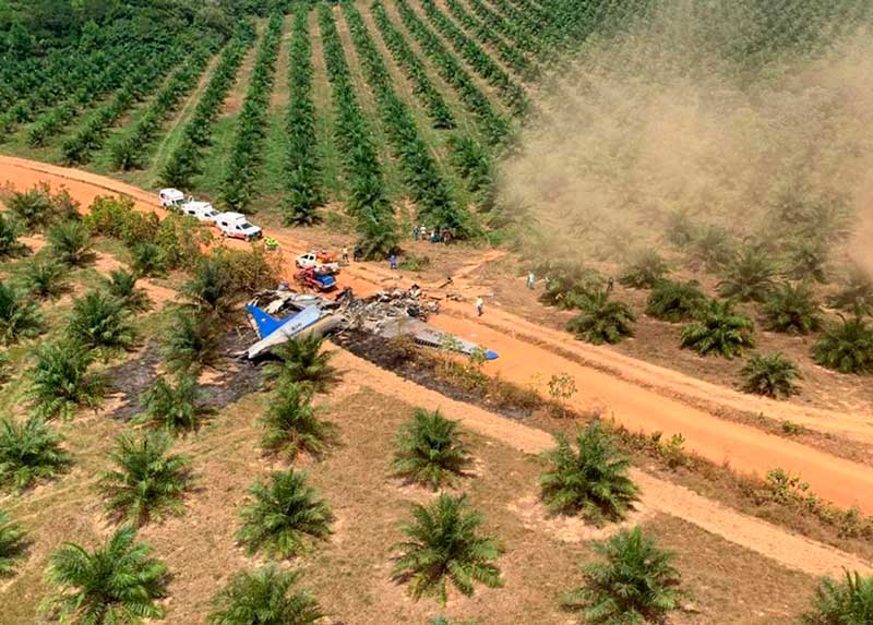 Un avión se estrelló cuando intentaba realizar un aterrizaje de emergencia este sábado, cayendo en una finca del municipio de Villavicencio, Colombia.