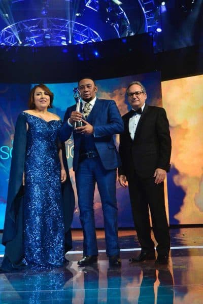 El bachatero Anthony Santos, le fue otorgado el máximo galardón, “El Gran Soberano”, este martes en la 35 ceremonia de los Premios Soberano 2019, organizados por la Asociación de Cronistas de Arte (ACROARTE)