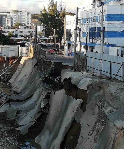 Rotura de tubería hizo colapsar pared y una parte de calle Bisonó Toribio