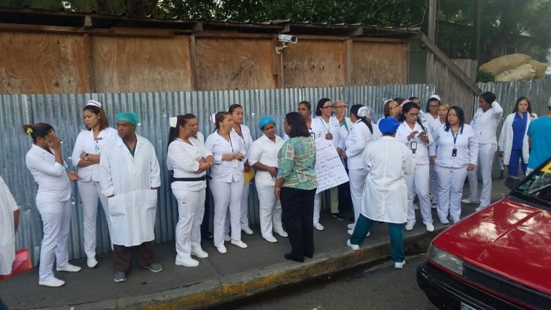 Enfermeras paralizan labores en el hospital Cabral y Báez