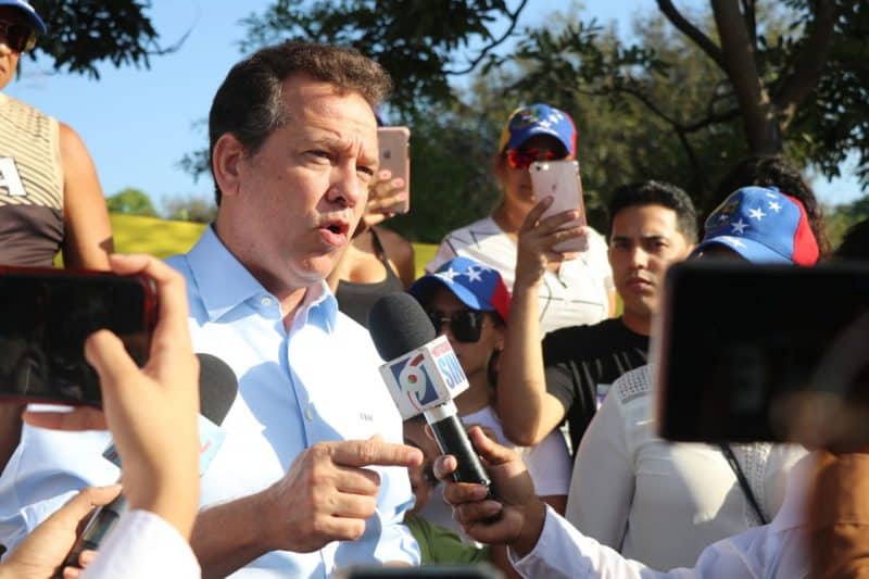 Ito Bisonó pide al gobierno dejar “doble  cara” y reconocer embajador de Guaidó