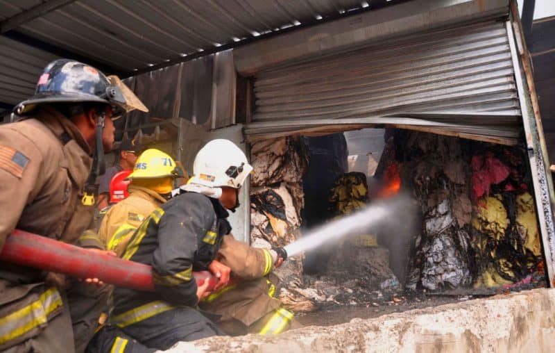Puñal: Fuego consume fábrica procesadora de papel