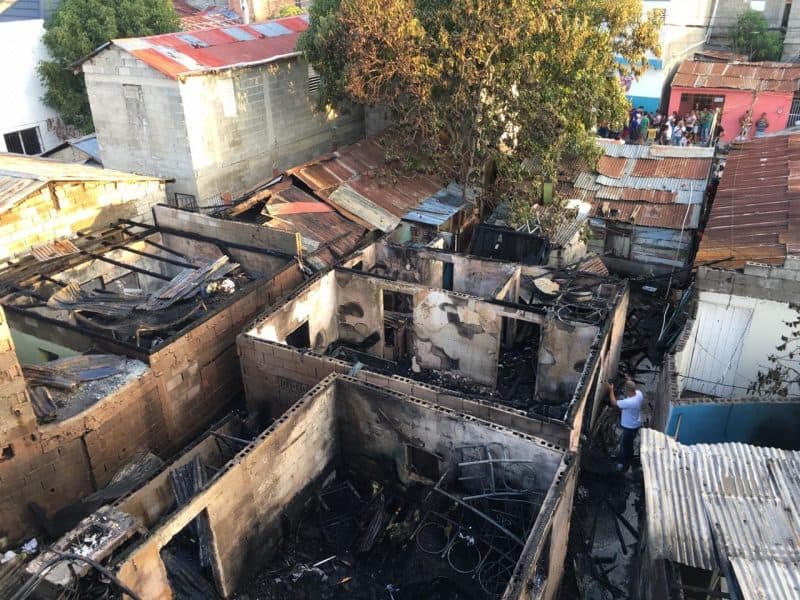 Incendio destruye cinco viviendas ensanche Libertad