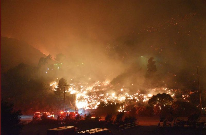 Familias abandonan sus casas por incendios forestales en Los Ángeles