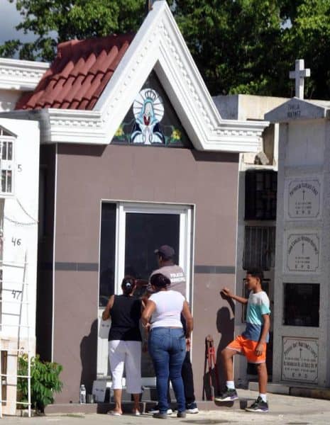 Poca asistencia en cementerios de Santiago