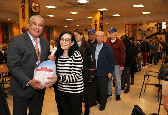 Consulado dominicano NY entrega miles de pavos