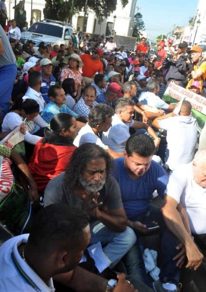 Padre Nino Ramos y residentes en Jacagua y Palo Alto siguen protesta