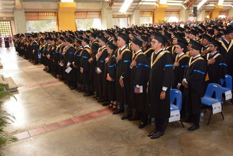 PUCMM entrega 661 títulos a graduandos