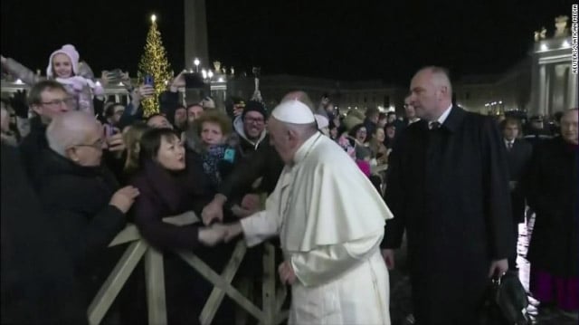 El papa Francisco pide perdón por manotazo a una mujer