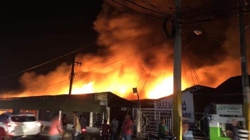 Incendio destruye negocios mercado provisional La Vega