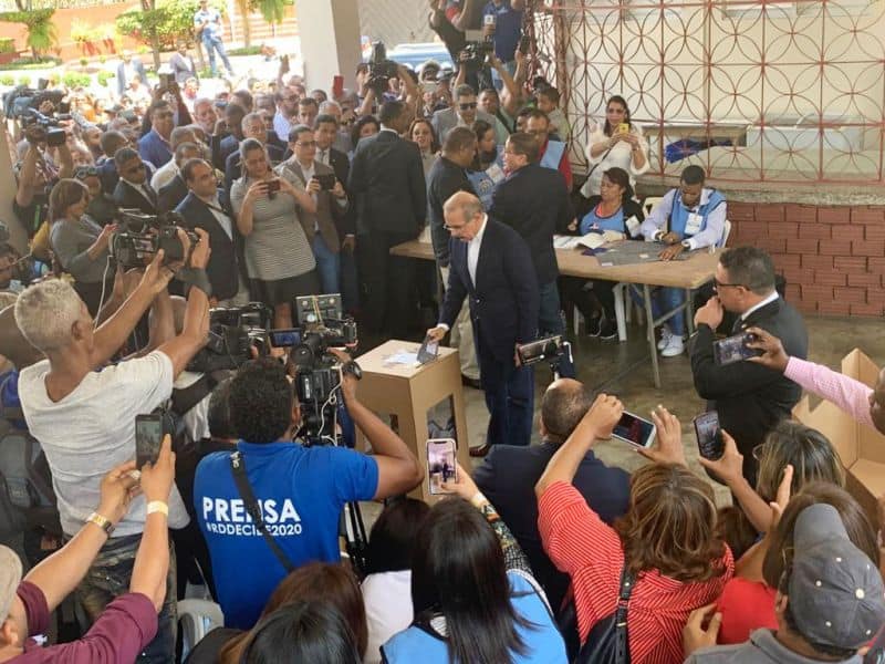 Danilo Medina votando