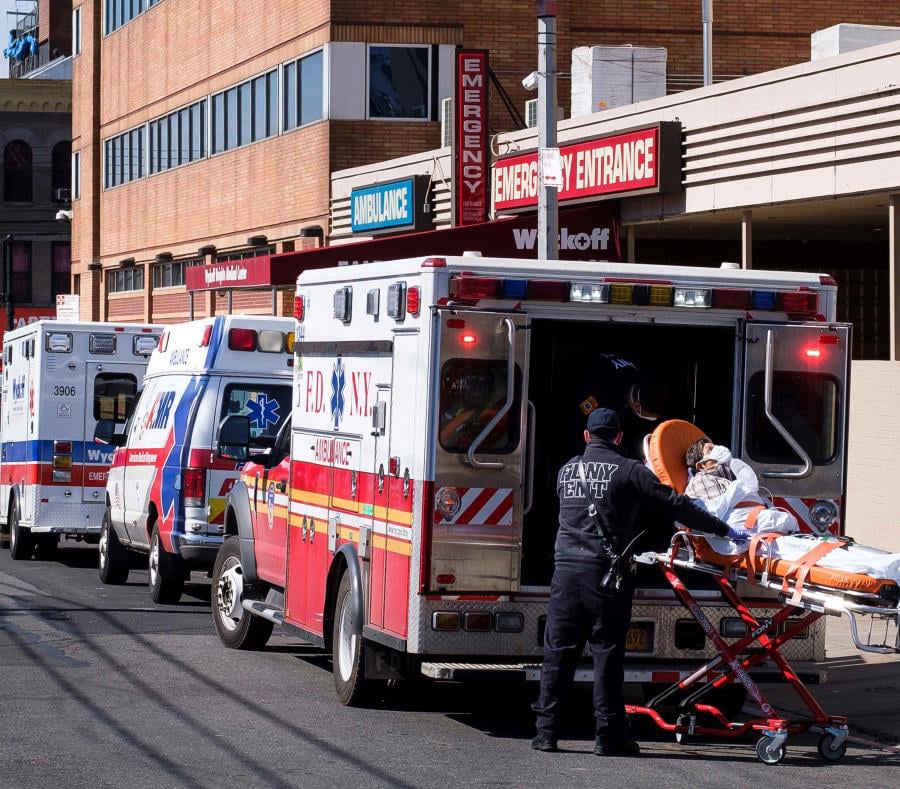 Exceso cadáveres hospitales NYC imposibilita a muchos enterrar parientes