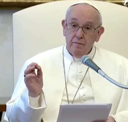 Papa lamenta contaminación y saqueo de la tierra