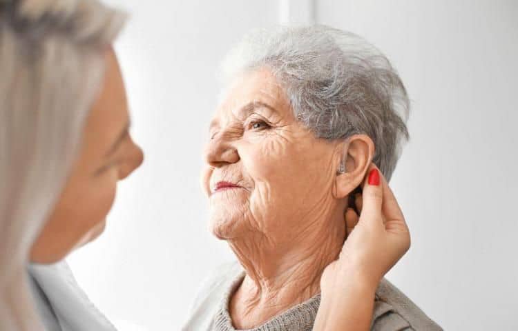 La pérdida auditiva, patología común en personas mayores