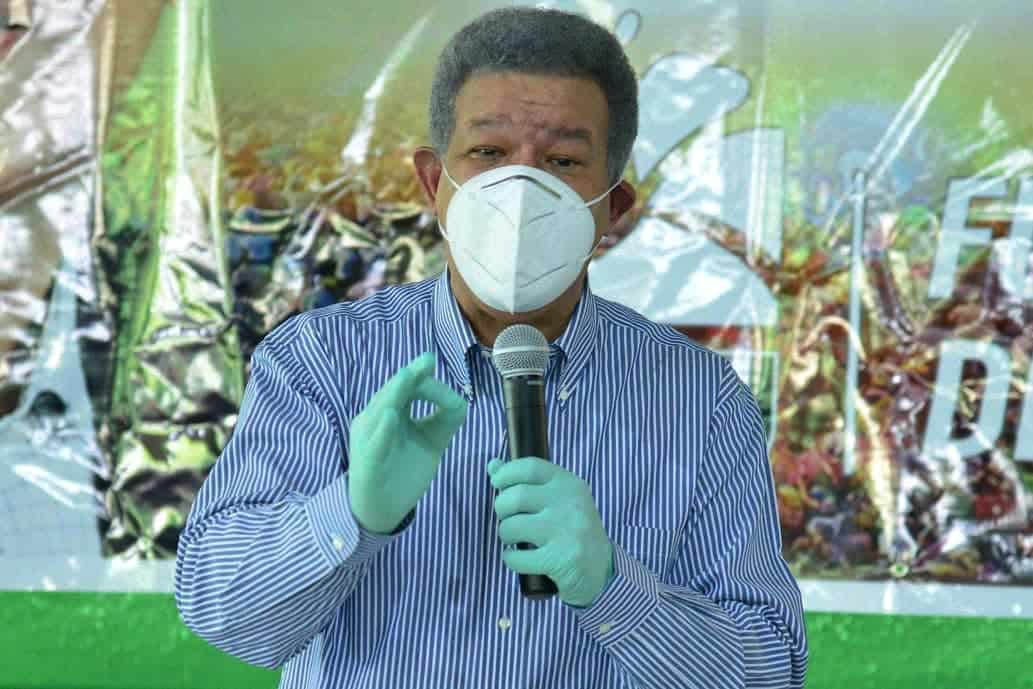 Leonel Fernández con mascarilla