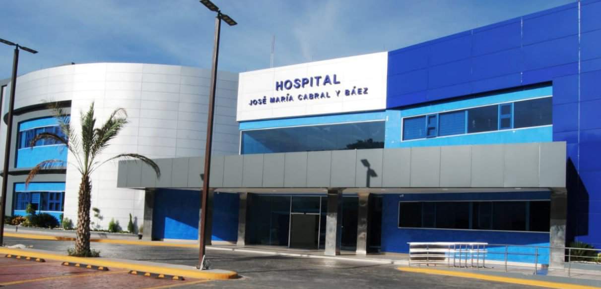 Fachada del Hospital Regional Universitario José María Cabral y Báez