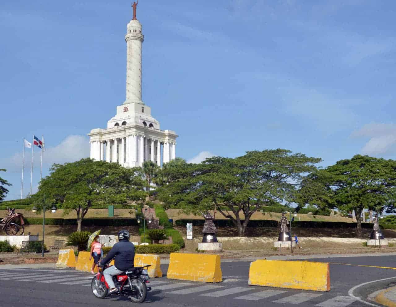 Cierran calle y parqueo área monumental evitar aglomeración persona