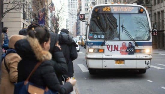 Multarán con 50 dólares en NY a quienes no usen mascarillas en trenes y autobuses