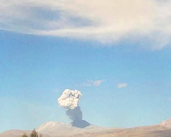 Explosión de gases y cenizas de volcán afecta a seis poblaciones en Perú