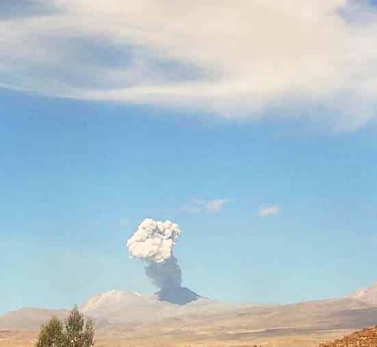 volcán Sabancaya de Perú