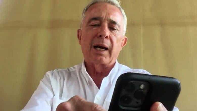 Jueza colombiana ordena libertad de expresidente Alvaro Uribe