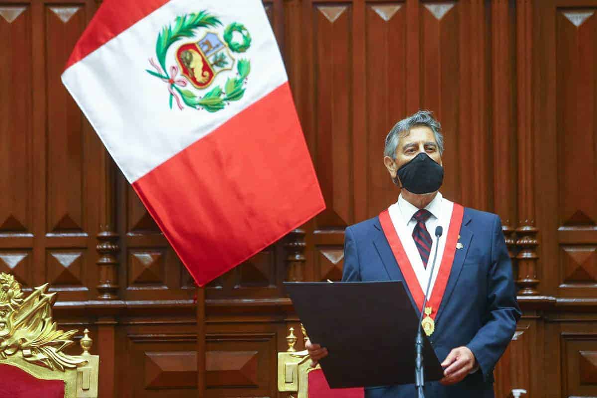 Francisco Sagasti asume la presidencia de Perú