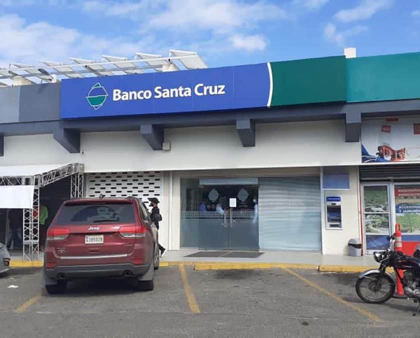 Asaltan sucursal Banco Santa Cruz en Santiago