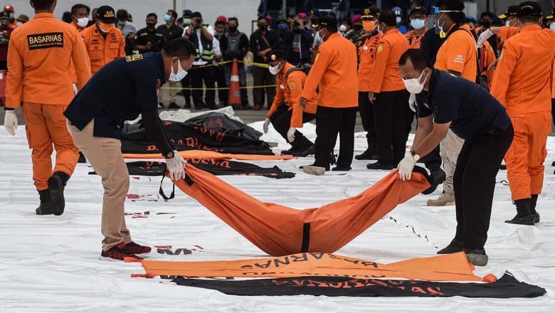 Recogen más cuerpos accidente avión Sriwijaya Air