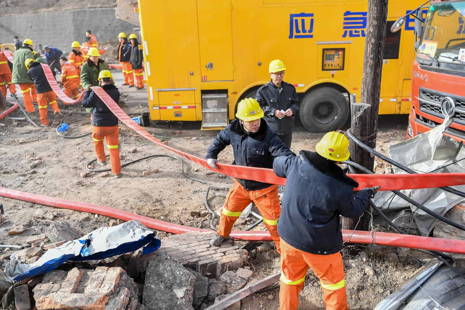 Rescatan 20 mineros atrapados en mina de carbón en China