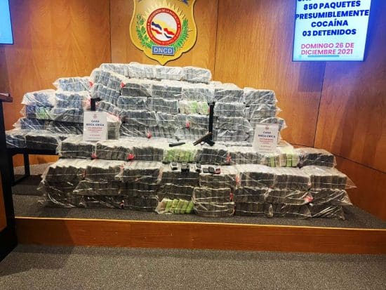 Tres detenidos por alijo 850 paquetes de coca en Boca Chica