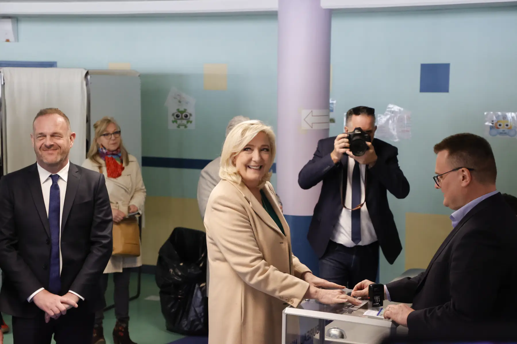 Macron y Le Pen encabezan primera ronda de elección Francia
