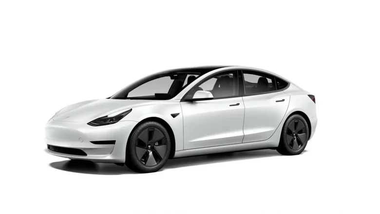 Tesla llama a revisión vehículos Model 3 en China