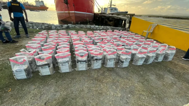 Arrestan a 3 por alijo de 659 paquetes de cocaína en Peravia