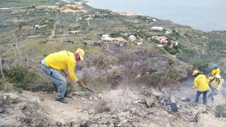 Bomberos logran sofocar incendio El Morro Montecristi
