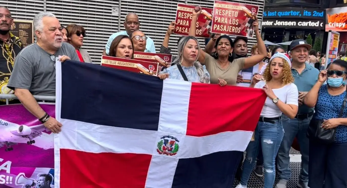Dominicanos protestan contra JetBlue en Nueva York