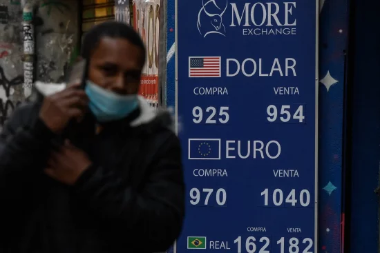Precio del dólar continúa a la baja en Chile