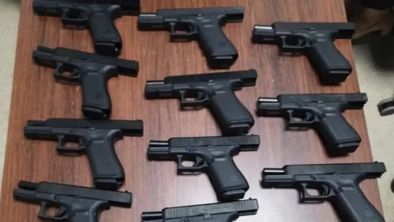 Ocupan 14 pistolas Glock en barrio de Santiago