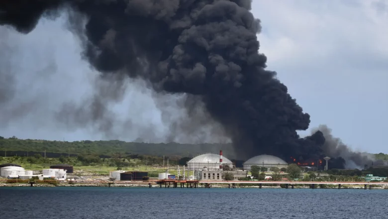 Apagan uno de los tanques petroleros incendiados en Cuba