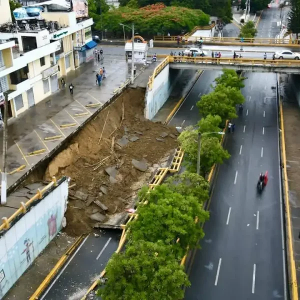 Por lluvias colapsa muro avenida Las Carreras