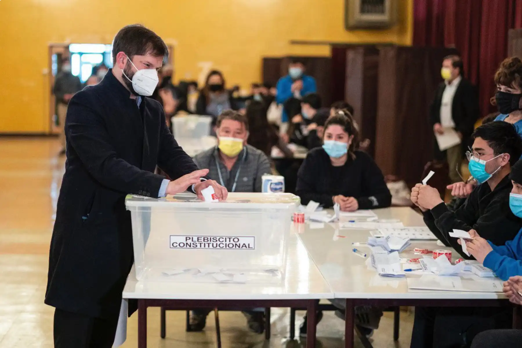 Chilenos votan en plebiscito por una nueva Constitución
