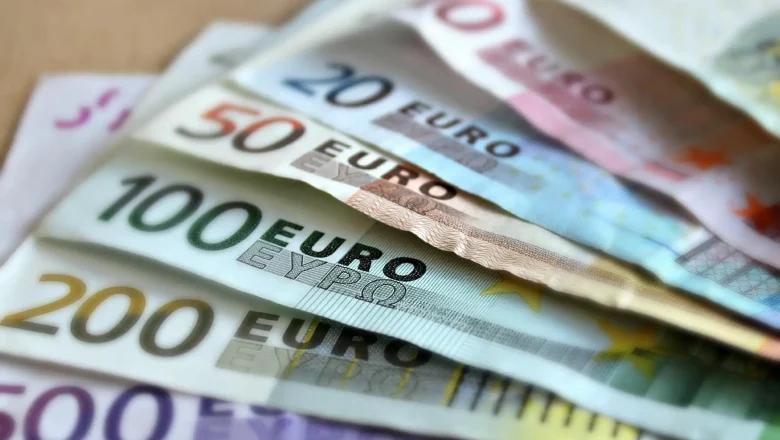Euro cae al valor más bajo en 20 años
