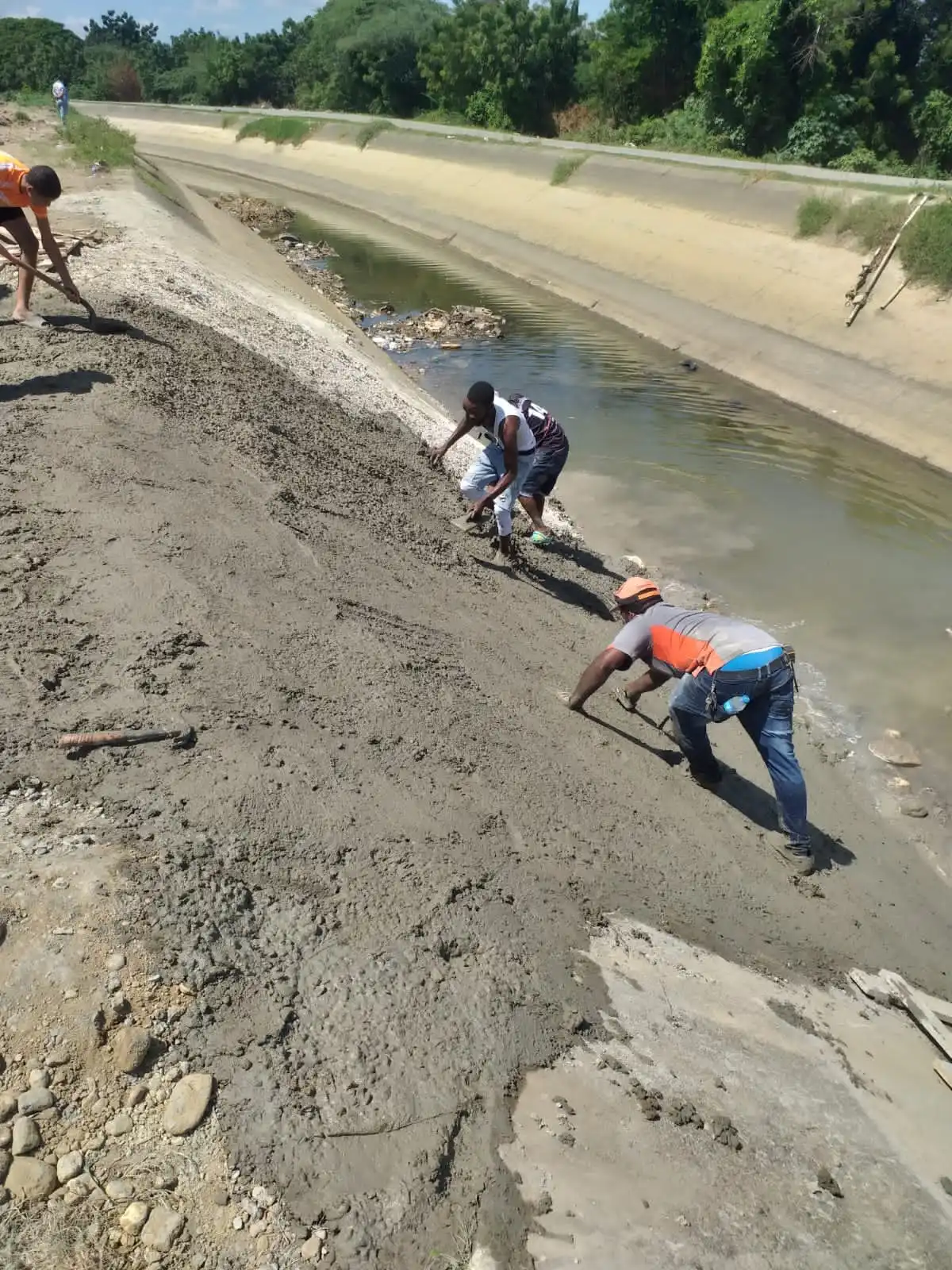 Avanza reparación canal de riego de Santiago