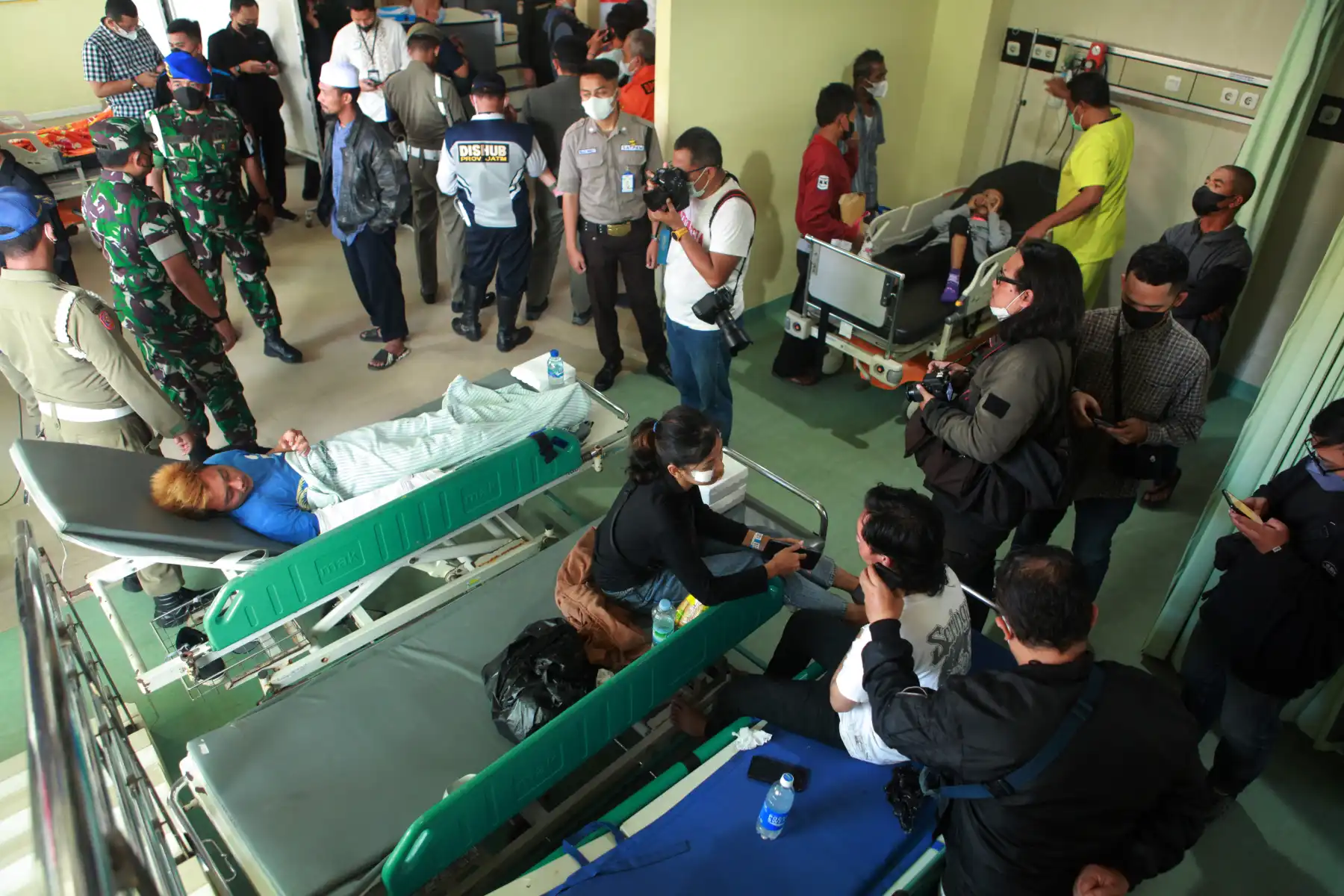 Mueren 125 personas estadio fútbol Indonesia