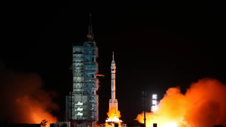 Shenzhou-15 de China se acopla con combinación de estación espacial