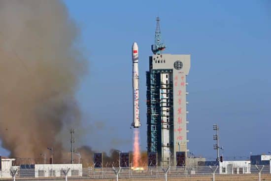 China lanzó hoy viernes al espacio tres satélites utilizando un cohete portador Gran Marcha-2D.