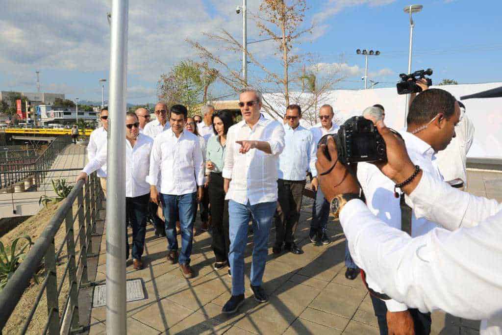 Abinader entrega primera etapa saneamiento arroyo Gurabo