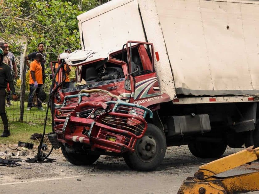 Dos niñas fallecidas en choque de dos camiones