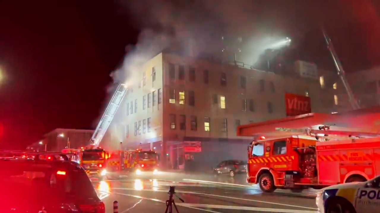 Desastre en Nueva Zelanda: Incendio nocturno causa muertes