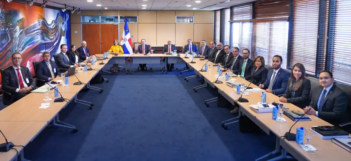 Gobernador Valdez Albizu se reúne con la misión del FMI